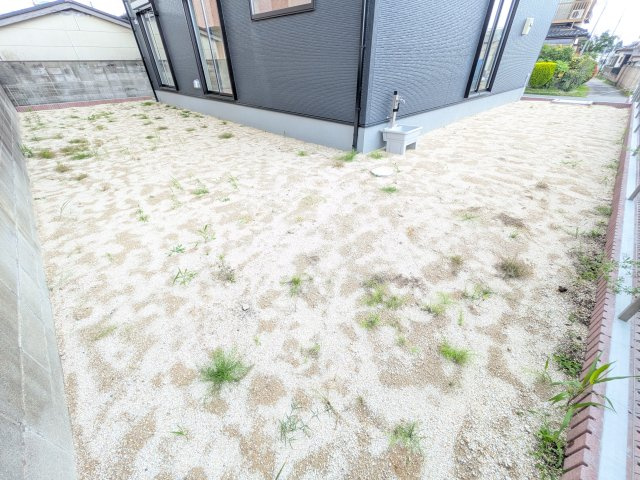 石岡市府中　2期　新築戸建ての庭|リビングに明るい光を届ける南庭。
お子様の遊び場やペットのスペースとしても最適です。
室内外で心地よい暮らしが叶います。