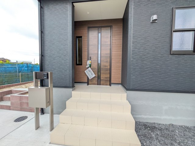 石岡市府中　2期　新築戸建ての玄関|日当たりや広さを現地で体感してください。理想のガーデニングや家庭菜園を始めてみませんか。