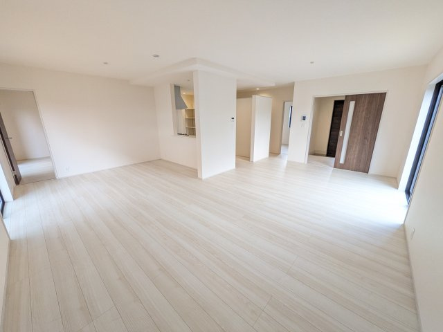 石岡市府中　2期　新築戸建ての居間・リビング|南向きで陽当たり良好の広々としたリビングです♪
家具が配置されているので実際の生活のイメージが持てます！