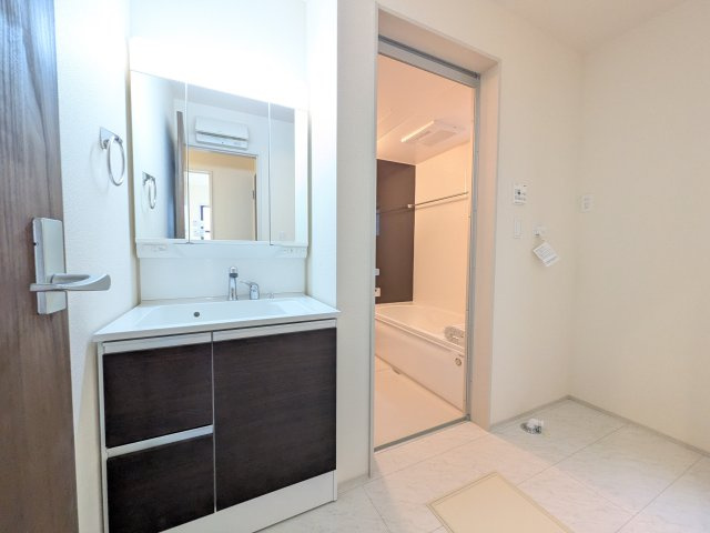 石岡市府中　2期　新築戸建ての独立洗面台|1坪タイプのゆったりとしたバスルームは浴室暖房換気乾燥機付きで、どんな季節でも快適なバスタイムを満喫出来ます♪
窓付きで明るく開放的なところも良いですね！