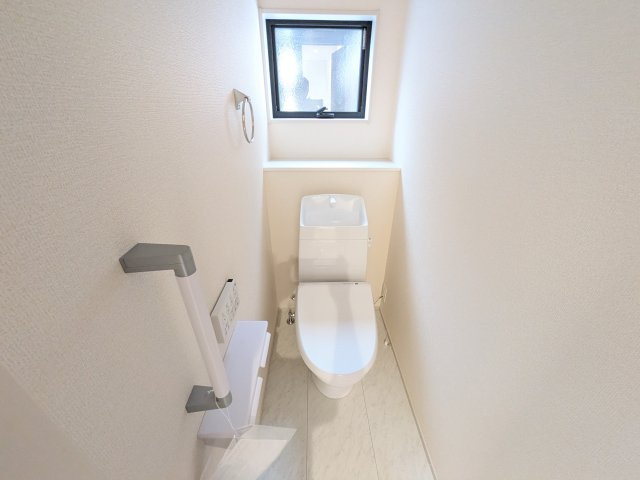 石岡市府中　2期　新築戸建てのトイレ|窓付きで明るく白を基調とした清潔感のあるトイレは温水洗浄便座付きです♪
