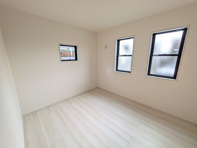 石岡市府中　2期　新築戸建ての洋室|たっぷりの陽光と心地よい風が入る２面採光。
毎朝、爽やかな目覚めをサポートする、快適なベッドルームです。