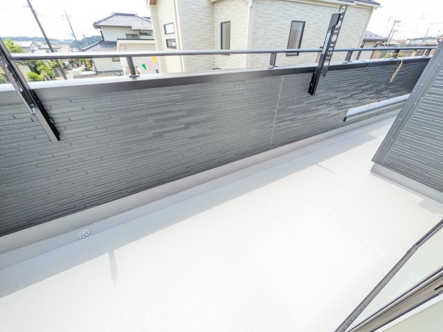 土浦市小岩田東2丁目　6期　新築戸建て　1号棟のバルコニー|広々としたワイドバルコニーは、日当たり良好で毎日の洗濯物干しに最適です。
