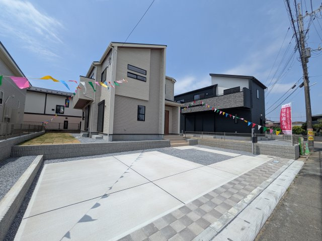 土浦市小岩田東2丁目　6期　新築戸建て　1号棟の前面道路含む現地写真|現地完成済で建物や駐車場、お庭も全てご覧いただけます。。
本日のご見学も可能です♪
お気軽にお電話またはお問い合わせください。