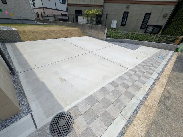土浦市小岩田東2丁目　6期　新築戸建て　1号棟の駐車場|駐車2台可能で、出し入れしやすいゆとりのカースペース。
月々の駐車場代が不要な点も大きな魅力です。