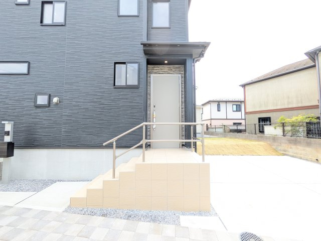 土浦市小岩田東2丁目　6期　新築戸建て　1号棟の玄関|玄関ドアはカードキーで開閉も楽々♪
スマホでの開錠と施錠も可能です！
玄関上部には人感センサー付きのダウンライトがあるので、夜間の帰宅時に自動で点灯してくれます♪
防犯対策面にも一役買ってくれます！