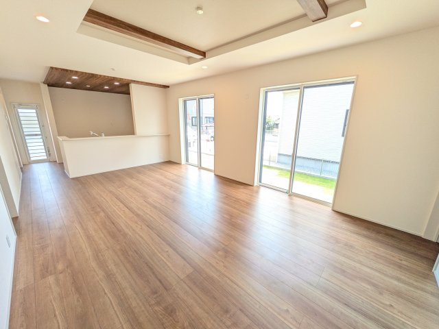 土浦市小岩田東2丁目　6期　新築戸建て　1号棟の居間・リビング|家族の会話が自然と弾む、広々としたゆとりのLDK。南向きの窓からたっぷりの光が射し込む明るく快適な空間です。
