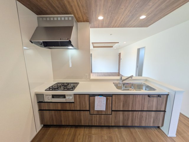 土浦市小岩田東2丁目　6期　新築戸建て　1号棟のキッチン|料理がもっと楽しくなる広々としたワークトップ。お手入れしやすい素材を採用し、日々の掃除もラクラクこなせます。