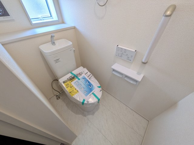土浦市小岩田東2丁目　6期　新築戸建て　1号棟のトイレ|高い節水性能で、水道代を大幅にカット。環境とお財布に優しく、家計をしっかりサポートします。