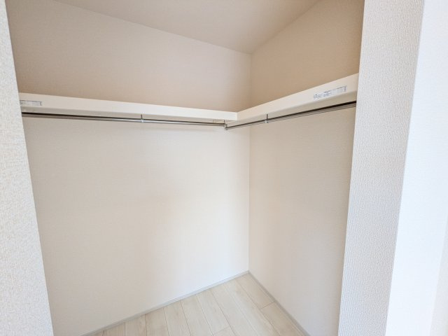 土浦市小岩田東2丁目　6期　新築戸建て　2号棟の収納|大容量のウォークインクローゼット。衣類はもちろん、スーツケースや季節の家電もまとめて収納でき、居室空間をすっきりと保ちます。
