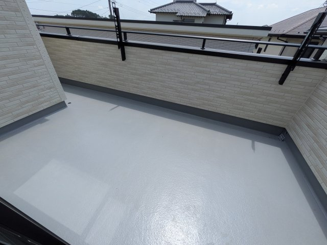 土浦市小岩田東2丁目　6期　新築戸建て　2号棟のバルコニー|広々としたワイドバルコニーは、日当たり良好で毎日の洗濯物干しに最適です。