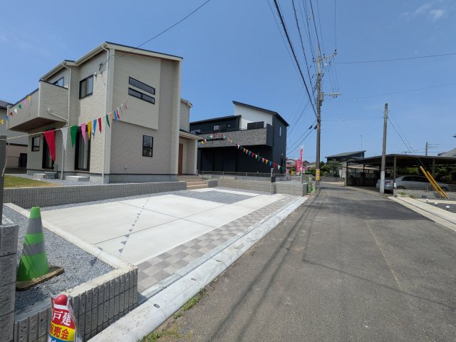 土浦市小岩田東2丁目　6期　新築戸建て　2号棟の前面道路含む現地写真|現地完成済で建物や駐車場、お庭も全てご覧いただけます。。
本日のご見学も可能です♪
お気軽にお電話またはお問い合わせください。