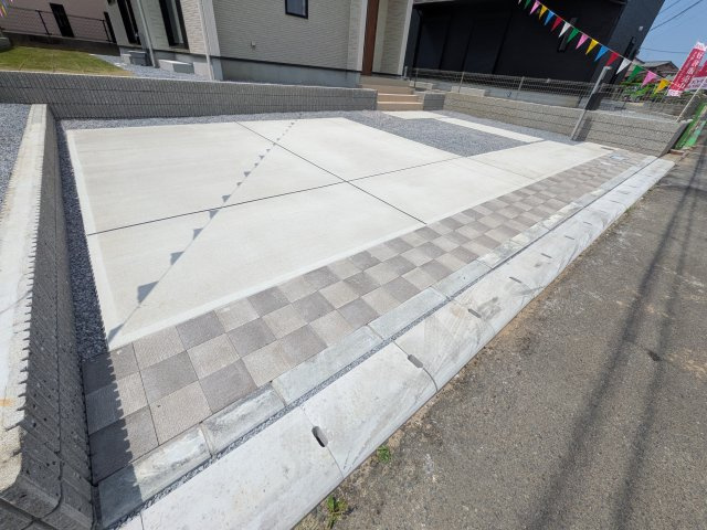 土浦市小岩田東2丁目　6期　新築戸建て　2号棟の駐車場|駐車2台可能で、出し入れしやすいゆとりのカースペース。
月々の駐車場代が不要な点も大きな魅力です。