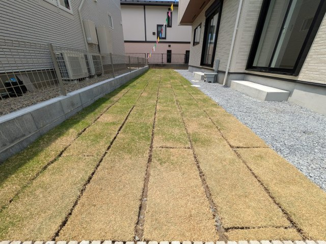 土浦市小岩田東2丁目　6期　新築戸建て　2号棟の庭|リビングに明るい光を届ける南庭。
お子様の遊び場やペットのスペースとしても最適です。
室内外で心地よい暮らしが叶います。