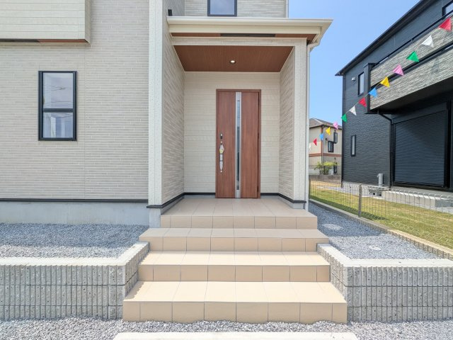 土浦市小岩田東2丁目　6期　新築戸建て　2号棟の玄関|玄関ドアはカードキーで開閉も楽々♪
スマホでの開錠と施錠も可能です！
玄関上部には人感センサー付きのダウンライトがあるので、夜間の帰宅時に自動で点灯してくれます♪
防犯対策面にも一役買ってくれます！