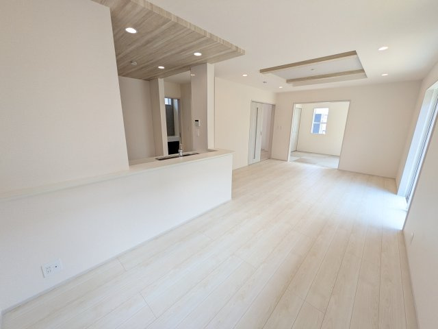 土浦市小岩田東2丁目　6期　新築戸建て　2号棟の居間・リビング|居心地の良いデザインと機能性を両立。
ご友人を招いたり、趣味を楽しんだり、様々なシーンで活躍する団らんの中心地です。