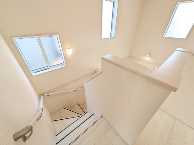 土浦市小岩田東2丁目　6期　新築戸建て　2号棟の玄関|窓付きで明るい階段は、手すり付きでお子様からご年配の方まで安心して上り下りができます♪