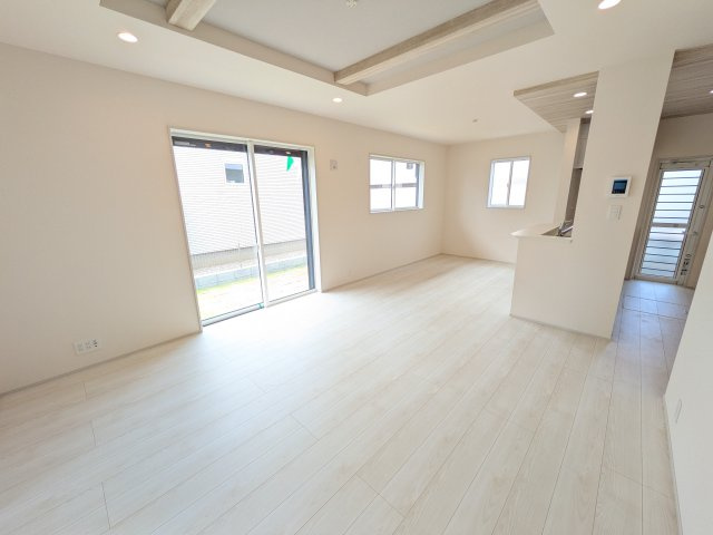 土浦市小岩田東2丁目　6期　新築戸建て　2号棟の居間・リビング|家族の会話が自然と弾む、広々としたゆとりのLDK。南向きの窓からたっぷりの光が射し込む明るく快適な空間です。