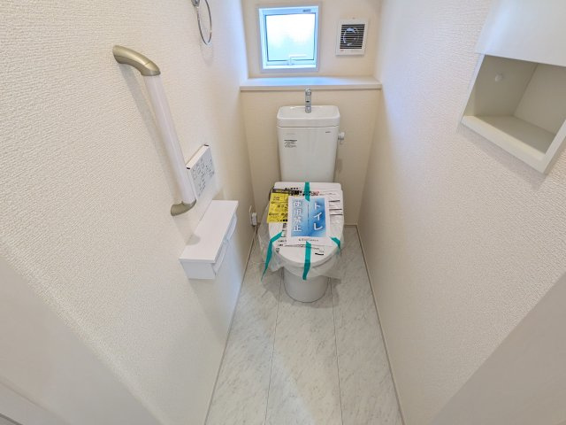 土浦市小岩田東2丁目　6期　新築戸建て　2号棟のトイレ|高い節水性能で、水道代を大幅にカット。環境とお財布に優しく、家計をしっかりサポートします。