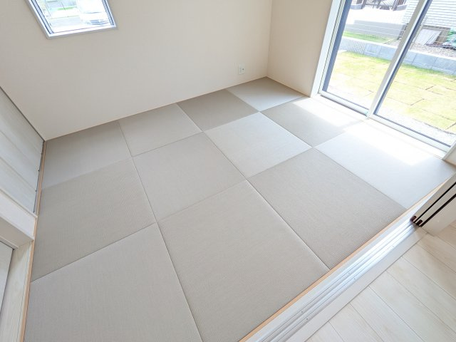 土浦市小岩田東2丁目　6期　新築戸建て　2号棟の和室|琉球畳の和室は陽当たりも良く、落ち着ける空間です♪
リビングとの続き間になっているので、お子様の遊ぶスペースやお昼寝などにも使えます！
押し入れもあり収納にも困りません♪