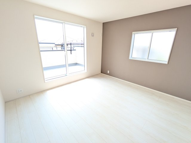 土浦市小岩田東2丁目　6期　新築戸建て　2号棟の洋室|デザイン性の高いアクセントクロスで、落ち着いた雰囲気を演出。収納力たっぷりのWIC完備で、室内をすっきりと保てます。