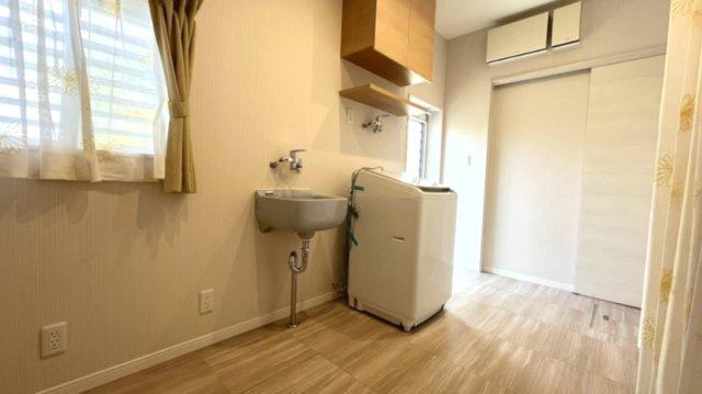 豊中市緑丘２丁目　中古戸建住宅のランドリースペース|洗面室とキッチンに隣接する動線に、ランドリールーム兼パントリーがあります。
ランドリールームでは、洗濯はもちろん、部屋干し、スロップシンクもついています！