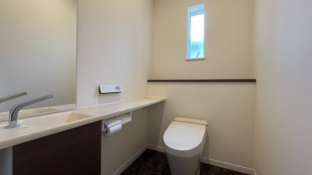 豊中市緑丘２丁目　中古戸建住宅のトイレ|１階トイレはゆとりある空間です。
タンクレスで手洗い付き、窓からは光が差し込みます。