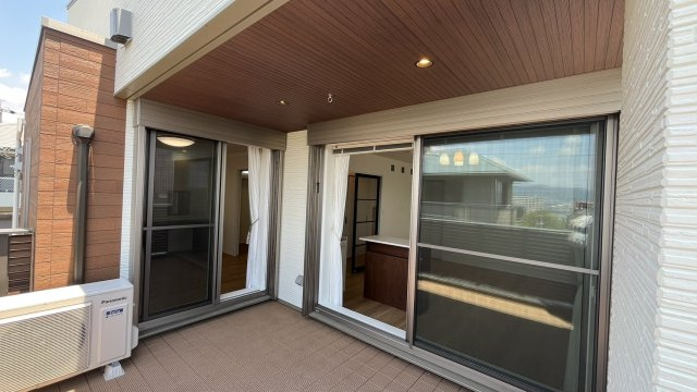 豊中市緑丘２丁目　中古戸建住宅のその他|インナーバルコニー天井には、ダウンライトはもちろん、ハンモックフックを設置していますので、お好みでハンモックを掛けてみてください！