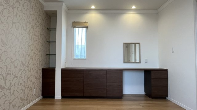 豊中市緑丘２丁目　中古戸建住宅の寝室|寝室には備え付けカウンターとドレッサーがあります。