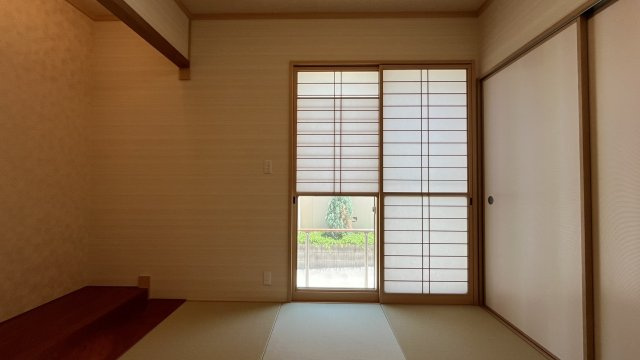 豊中市緑丘２丁目　中古戸建住宅の和室|リビングダイニングに隣接する和室には床の間と雪見障子があり、
玄関から直接アクセスできるので、客間としても利用可能です♪
