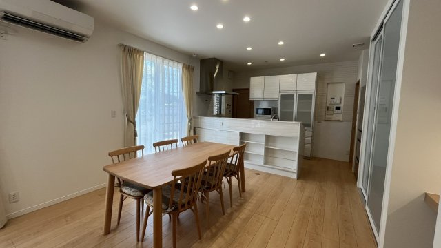 豊中市緑丘２丁目　中古戸建住宅の居間・リビング|リビング・ダイニングにはそれぞれ床暖房完備です。