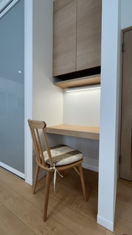 豊中市緑丘２丁目　中古戸建住宅の居間・リビング|リビング・ダイニングには、ワークスペースを完備！
収納はもちろん、コンセント計画も抜かりありません。
