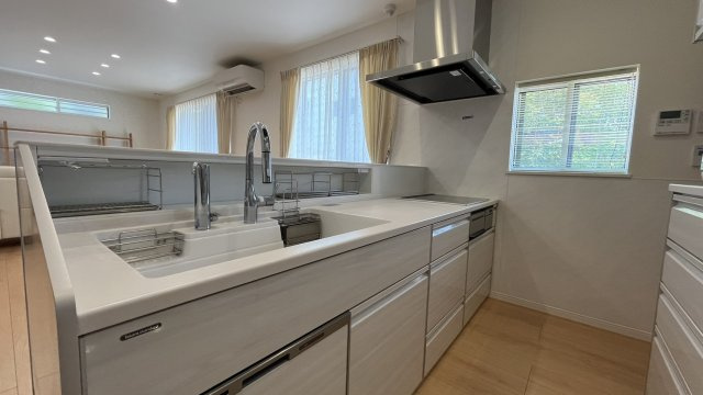 豊中市緑丘２丁目　中古戸建住宅のキッチン|ホワイトを基調に清潔感のある明るいキッチン。
カウンター下には調味料を隠せます！
タッチレス水栓、浄水器、食器洗い乾燥機、IHコンロなど充実の設備で、料理が捗ります♪