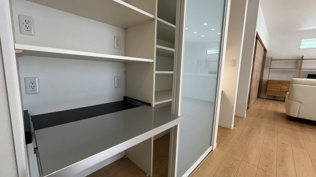豊中市緑丘２丁目　中古戸建住宅の収納|キッチン横には大容量収納！
電子オーブンレンジや炊飯器など収納でき、扉で隠せます！