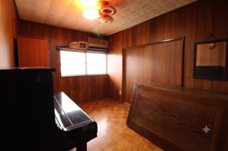 【洋室】 | 笠間市来栖5LDK平屋中古住宅 | 東側中部屋です
※一部写真が見やすいように家具・荷物等を消しています。
