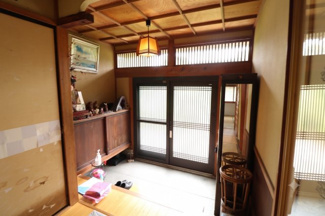 【玄関】 | 笠間市来栖5LDK平屋中古住宅 | 格天井が素敵な玄関です。
※一部写真が見やすいように家具・荷物等を消しています。
