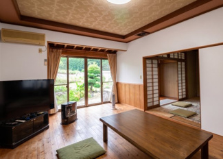 【居間・リビング】 | 笠間市来栖5LDK平屋中古住宅 | 11.5帖のリビングです。無垢のフローリングが経年で良い味を出しています！
※一部写真が見やすいように家具・荷物等を消しています。