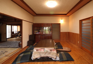 【居間・リビング】 | 笠間市来栖5LDK平屋中古住宅 | 11.5帖のリビングです。無垢のフローリングが経年で良い味を出しています！
※一部写真が見やすいように家具・荷物等を消しています。