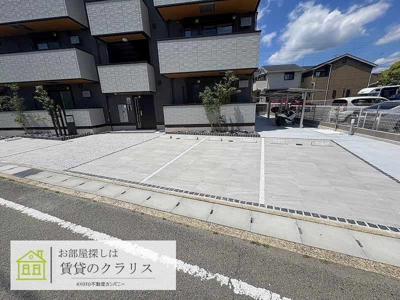 GRAMM下津林EASTの駐車場