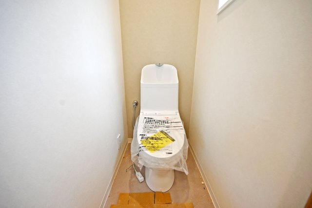 宝塚市米谷1丁目中古戸建｜3LDK＋駐車1台可のトイレ|清潔感のあるトイレ空間で、毎日快適にご利用いただけるよう配慮されたシンプルで機能的な設備となっています。