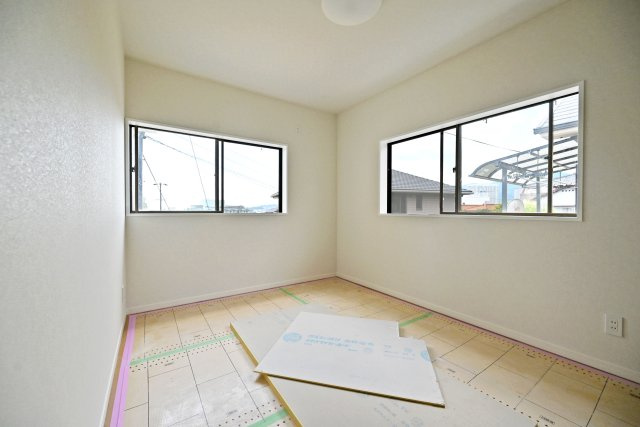 宝塚市米谷1丁目中古戸建｜3LDK＋駐車1台可の寝室|二面採光で明るく風通しの良い洋室です。ベッドや収納家具も配置しやすく、落ち着いて過ごせる快適なプライベート空間です。