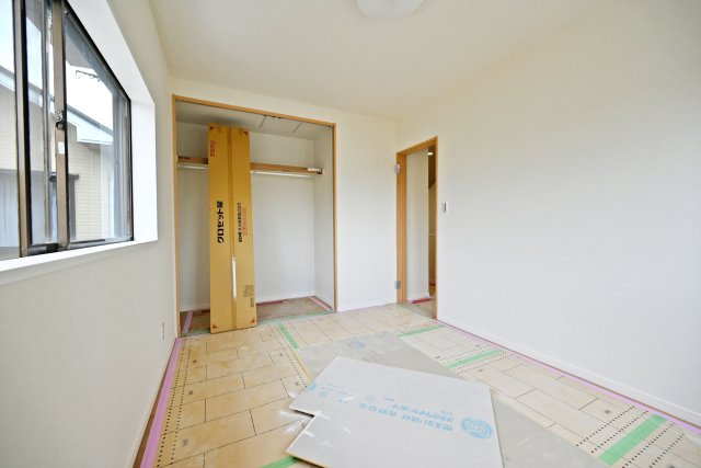 宝塚市米谷1丁目中古戸建｜3LDK＋駐車1台可の収納|収納スペースが充実した洋室で、衣類や日用品をすっきり整理でき、居住空間を広く快適に使える設計です。