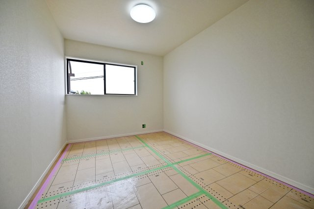 宝塚市米谷1丁目中古戸建｜3LDK＋駐車1台可の子供部屋|全居室が南向き・6帖以上のゆとりある設計です。明るく心地よい陽光が差し込み、開放感のある住空間を実現。家具の配置もしやすく、ご家族それぞれが快適に過ごせます。