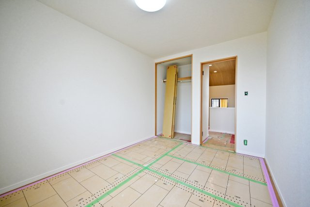 宝塚市米谷1丁目中古戸建｜3LDK＋駐車1台可の収納|収納スペースが確保された洋室で、衣類や季節物も整理しやすく、すっきりとした暮らしを実現できます。