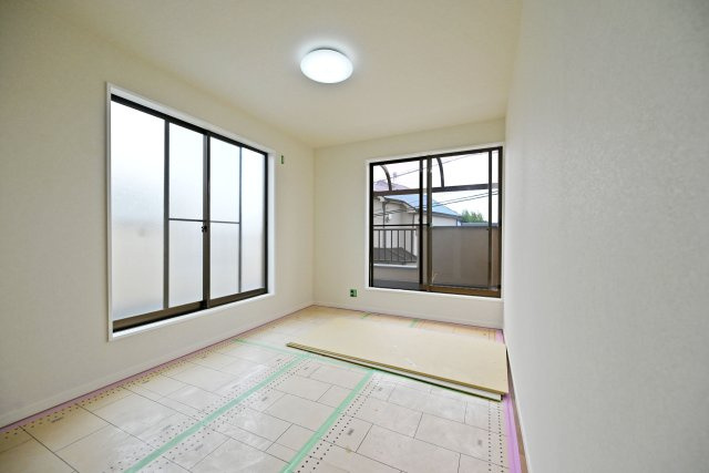 宝塚市米谷1丁目中古戸建｜3LDK＋駐車1台可の洋室|バルコニーに面しているため採光良好。心地よい陽射しを感じながらお過ごしいただけます。