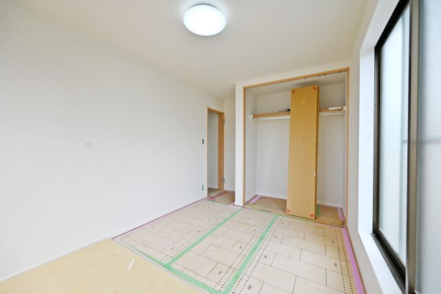 宝塚市米谷1丁目中古戸建｜3LDK＋駐車1台可の収納|全居室に収納を備えた、使い勝手の良い間取りです。衣類や季節用品などをすっきり収納でき、お部屋を広く有効活用できます。住空間をきれいに保ちやすいのも魅力です。