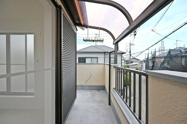 宝塚市米谷1丁目中古戸建｜3LDK＋駐車1台可のバルコニー|南向きバルコニーで日当たりが良く、洗濯物も乾きやすく、明るく快適な暮らしをサポートしてくれる空間です。