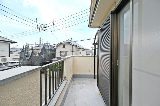 宝塚市米谷1丁目中古戸建｜3LDK＋駐車1台可のバルコニー|ゆとりある広さのバルコニーで、洗濯物や布団干しにも十分なスペースがあり、実用性の高い快適な屋外空間です。