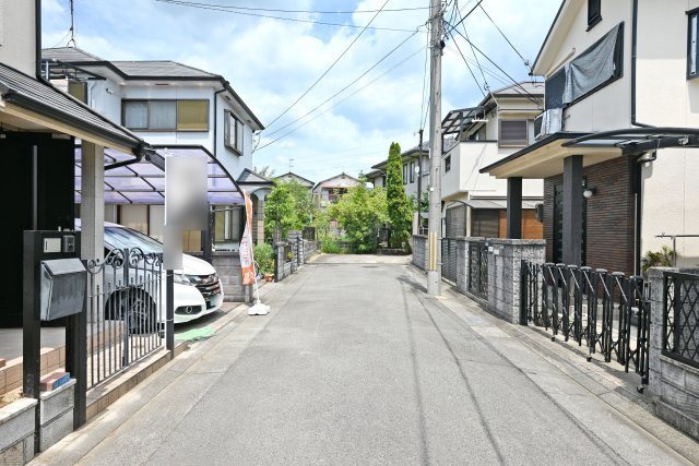 宝塚市米谷1丁目中古戸建｜3LDK＋駐車1台可の前面道路含む現地写真|南側前面道路　幅員約4.8ｍ