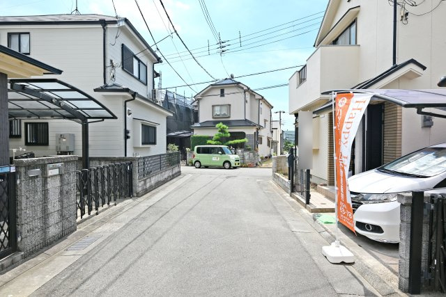 宝塚市米谷1丁目中古戸建｜3LDK＋駐車1台可の前面道路含む現地写真|南側前面道路　幅員約4.8ｍ